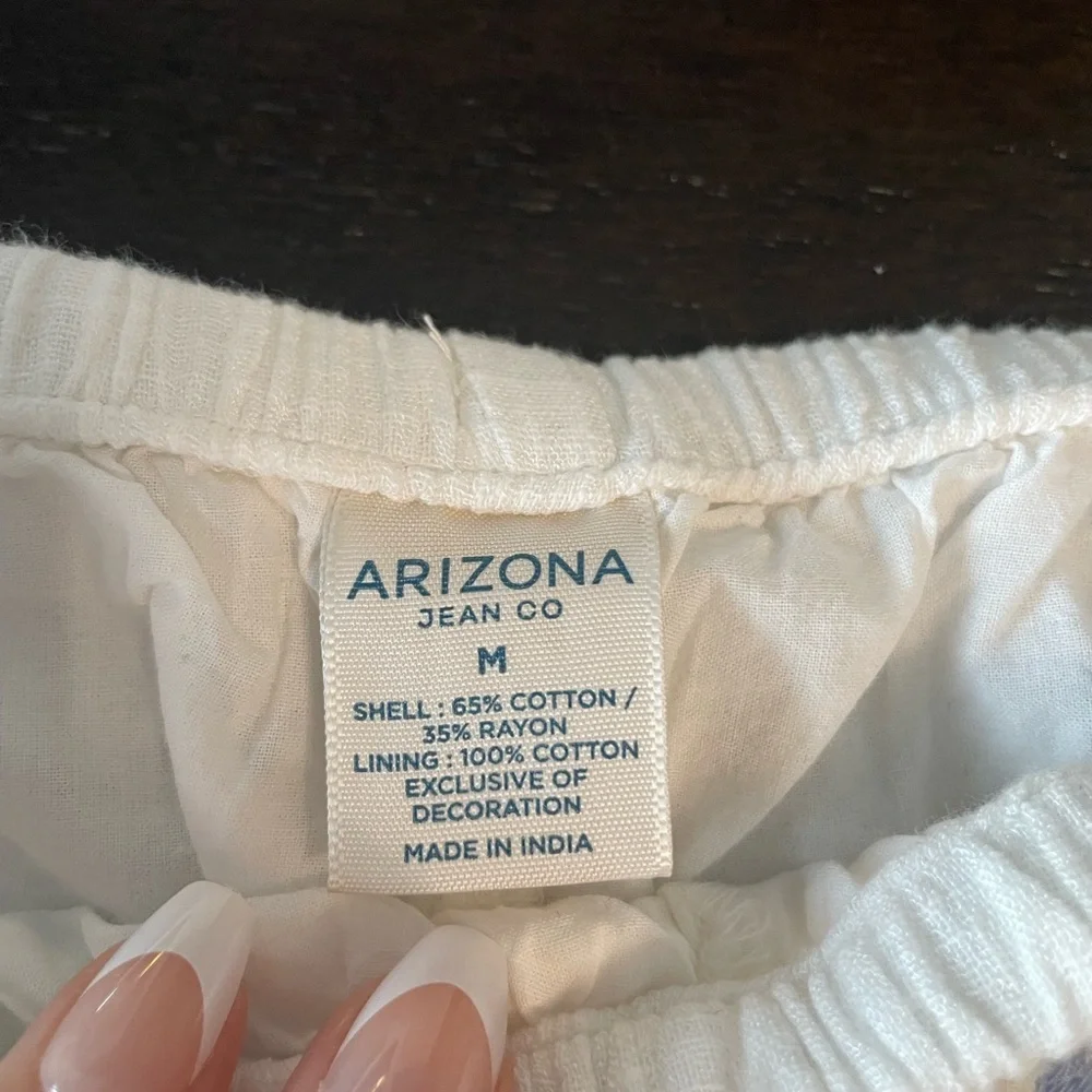 BNWT Arizona Women’s White Floral Embroidered Shorts in size medium - Picture 3 of 10